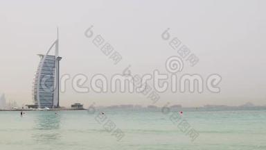 迪拜城市日时著名酒店沙滩垫板乘坐4k阿联酋